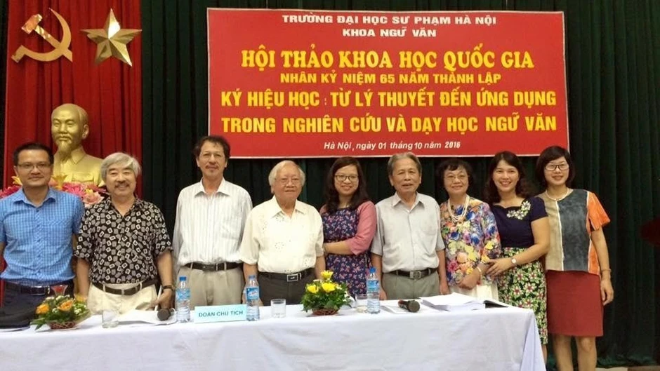KHOA NGỮ VĂN - 75 NĂM TRÊN MỘT CON ĐƯỜNG LỚN KHOA NGỮ VĂN - 75 NĂM TRÊN MỘT CON ĐƯỜNG LỚN