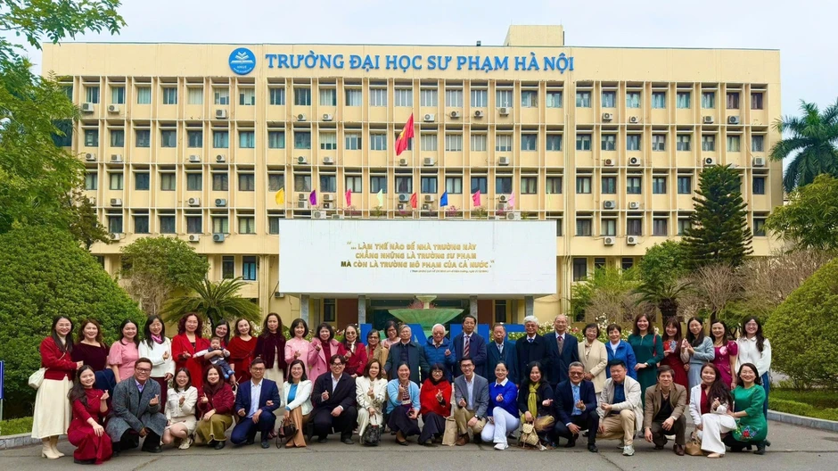 KHOA NGỮ VĂN - 75 NĂM TRÊN MỘT CON ĐƯỜNG LỚN KHOA NGỮ VĂN - 75 NĂM TRÊN MỘT CON ĐƯỜNG LỚN