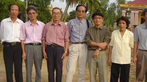 KHOA NGỮ VĂN - 75 NĂM TRÊN MỘT CON ĐƯỜNG LỚN KHOA NGỮ VĂN - 75 NĂM TRÊN MỘT CON ĐƯỜNG LỚN