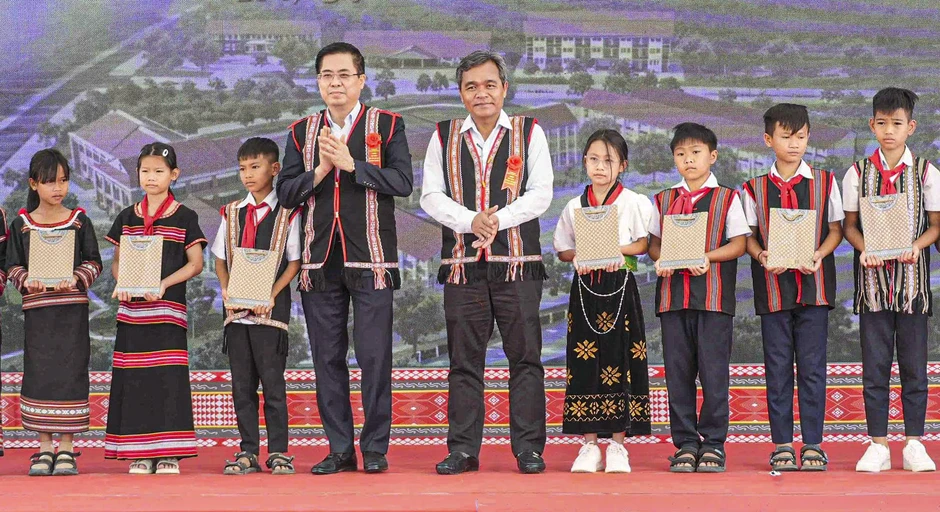 Khởi công 5 trường nội trú ở biên giới Quảng Ngãi, tổng vốn hơn 1.100 tỉ đồng Khởi công 5 trường nội trú ở biên giới Quảng Ngãi, tổng vốn hơn 1.100 tỉ đồng