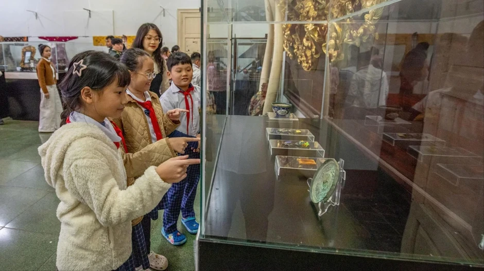 Không biến giáo dục di sản thành tài liệu lịch sử, văn hóa 'chất tải' lên vai học sinh Không biến giáo dục di sản thành tài liệu lịch sử, văn hóa 'chất tải' lên vai học sinh