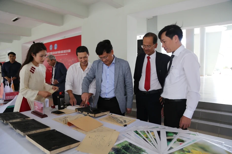 Không biến giáo dục di sản thành tài liệu lịch sử, văn hóa 'chất tải' lên vai học sinh Không biến giáo dục di sản thành tài liệu lịch sử, văn hóa 'chất tải' lên vai học sinh