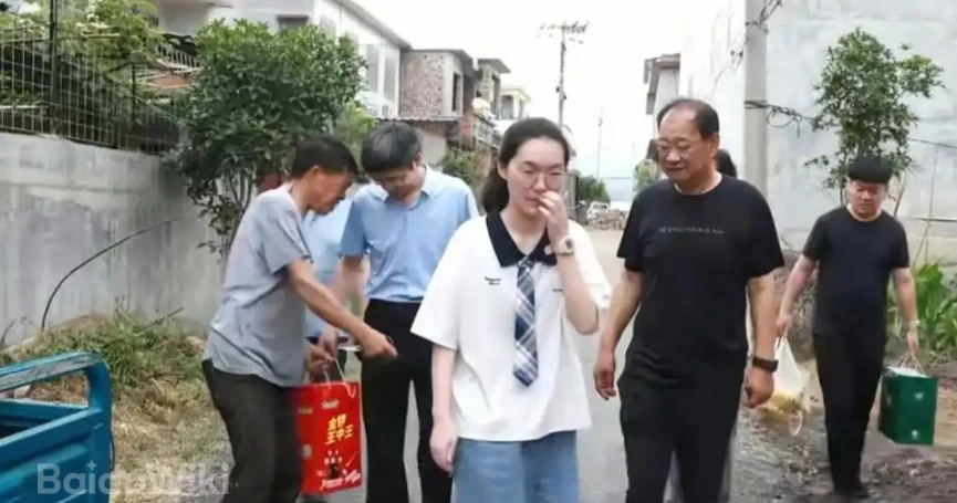 Không điện thoại, không học thêm, nữ sinh nghèo đạt điểm đại học gần tuyệt đối Không điện thoại, không học thêm, nữ sinh nghèo đạt điểm đại học gần tuyệt đối