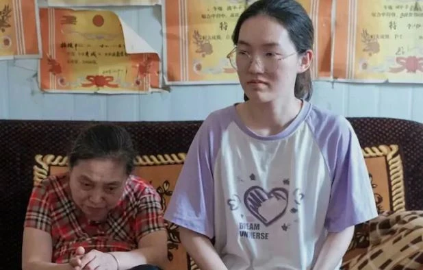 Không điện thoại, không học thêm, nữ sinh nghèo đạt điểm đại học gần tuyệt đối Không điện thoại, không học thêm, nữ sinh nghèo đạt điểm đại học gần tuyệt đối