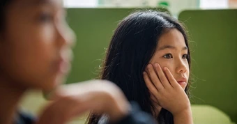 KHÔNG HỀ DOẠ: 4 thói quen này đang âm thầm ăn mòn trí thông minh của con bạn, bỏ ngay trước khi quá muộn!