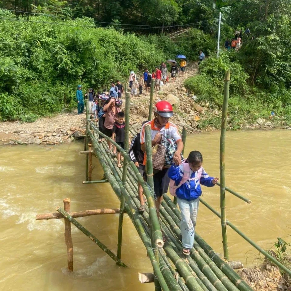 Làm cầu tạm đưa 172 học sinh vượt qua đoạn đường bị núi sạt lở vùi lấp Làm cầu tạm đưa 172 học sinh vượt qua đoạn đường bị núi sạt lở vùi lấp