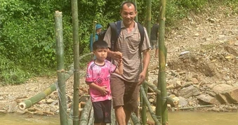 Làm cầu tạm đưa 172 học sinh vượt qua đoạn đường bị núi sạt lở vùi lấp