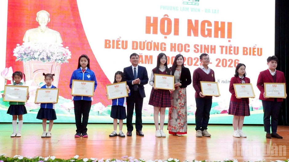 Lâm Đồng: Tuyên dương hơn 300 học sinh xuất sắc tại phường Lâm Viên-Đà Lạt Lâm Đồng: Tuyên dương hơn 300 học sinh xuất sắc tại phường Lâm Viên-Đà Lạt