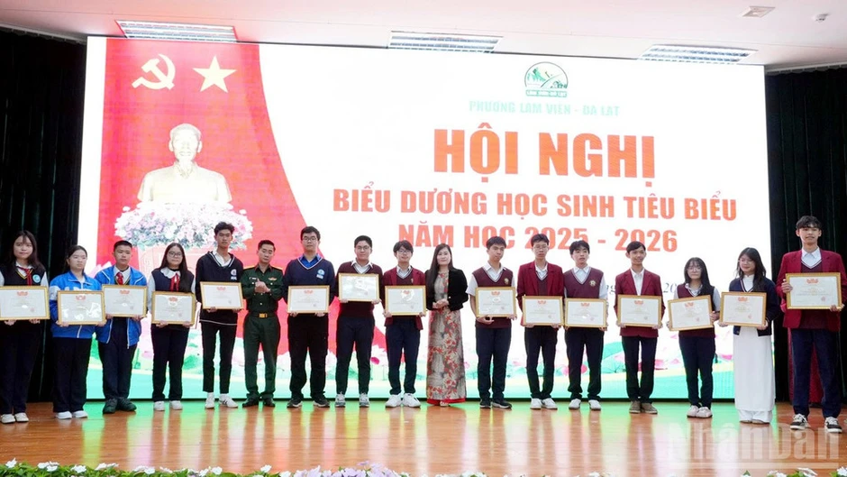 Lâm Đồng: Tuyên dương hơn 300 học sinh xuất sắc tại phường Lâm Viên-Đà Lạt Lâm Đồng: Tuyên dương hơn 300 học sinh xuất sắc tại phường Lâm Viên-Đà Lạt