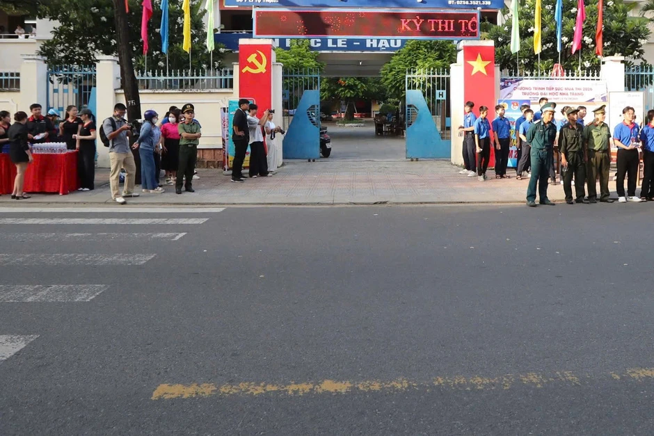 Làm rõ những ai liên quan vụ thí sinh dùng điện thoại thi tốt nghiệp nhưng không bị xử lý Làm rõ những ai liên quan vụ thí sinh dùng điện thoại thi tốt nghiệp nhưng không bị xử lý