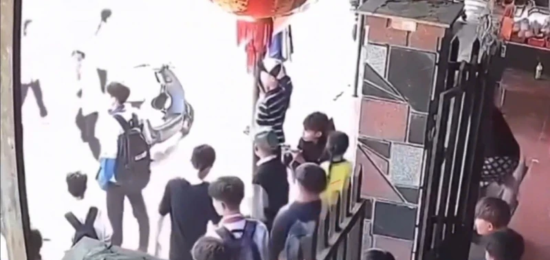 Làm rõ vụ một học sinh lớp 8 bị xịt hơi cay trước cổng trường Làm rõ vụ một học sinh lớp 8 bị xịt hơi cay trước cổng trường