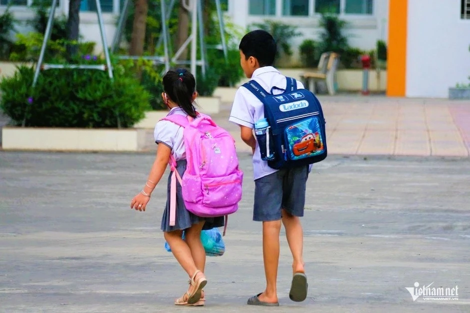 Lạm thu, dạy thêm sai quy định: Nhiều tỉnh, thành công khai đường dây nóng Lạm thu, dạy thêm sai quy định: Nhiều tỉnh, thành công khai đường dây nóng