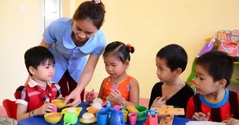 Làm việc 10 tiếng mỗi ngày, giáo viên mầm non không có thời gian chăm con