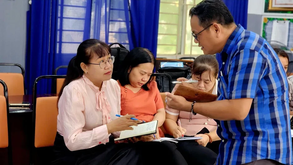 Lần đầu tiên trường học tổ chức câu lạc bộ tiếng Anh dành riêng cho giáo viên Lần đầu tiên trường học tổ chức câu lạc bộ tiếng Anh dành riêng cho giáo viên