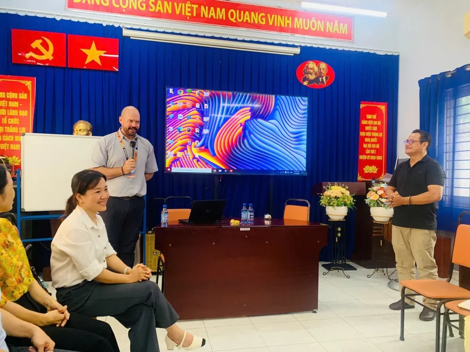 Lần đầu tiên trường học tổ chức câu lạc bộ tiếng Anh dành riêng cho giáo viên Lần đầu tiên trường học tổ chức câu lạc bộ tiếng Anh dành riêng cho giáo viên