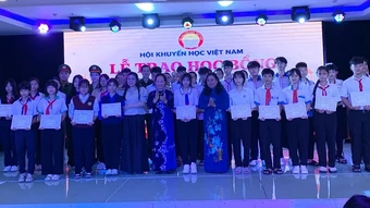Lan tỏa tinh thần tự học từ học bổng "Học không bao giờ cùng"