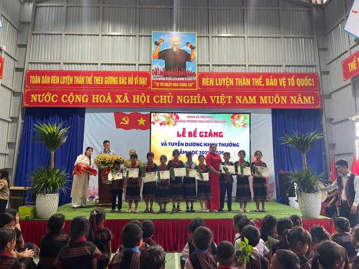 Lễ bế giảng "độc lạ", học sinh giỏi được tặng loài cây quý Lễ bế giảng "độc lạ", học sinh giỏi được tặng loài cây quý