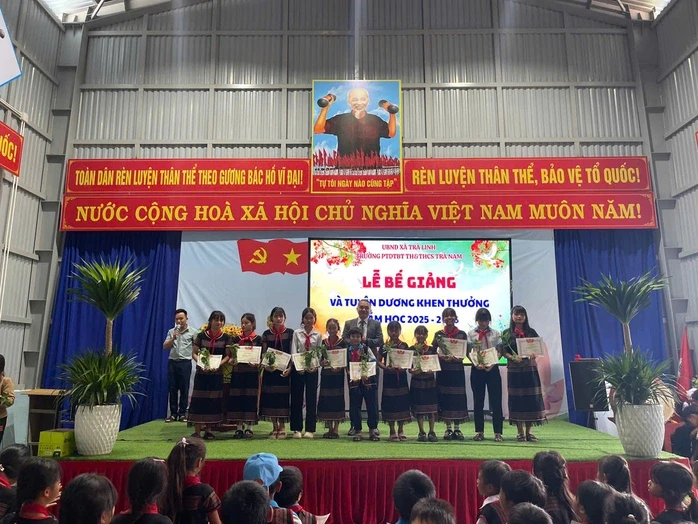 Lễ bế giảng "độc lạ", học sinh giỏi được tặng loài cây quý Lễ bế giảng "độc lạ", học sinh giỏi được tặng loài cây quý