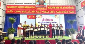 Lễ bế giảng "độc lạ", học sinh giỏi được tặng loài cây quý