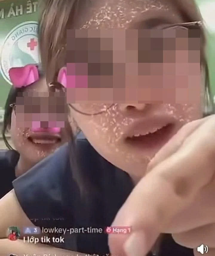 Livestream chửi thề khi thực tập ở bệnh viện, nữ sinh Y khoa bị đình chỉ học 1 năm Livestream chửi thề khi thực tập ở bệnh viện, nữ sinh Y khoa bị đình chỉ học 1 năm