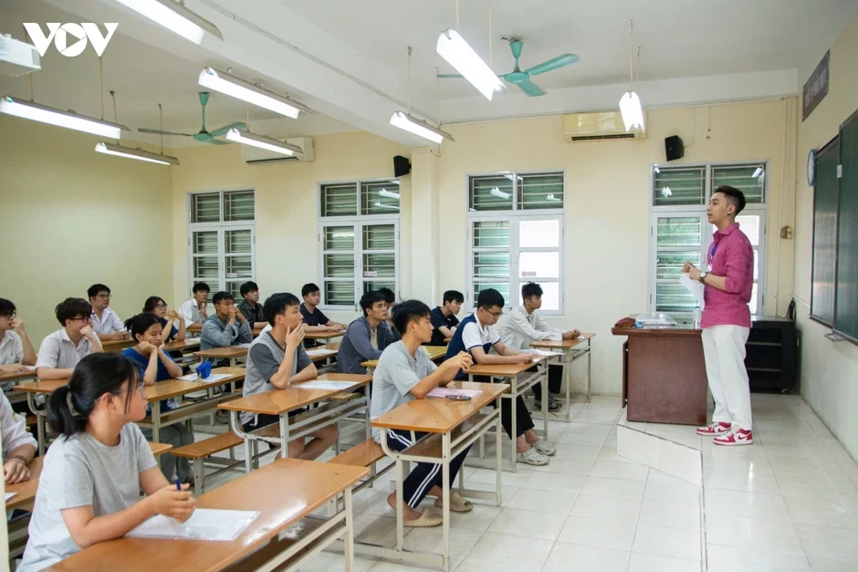 Lỗ hổng kỷ cương phòng thi từ vụ giám thị nhắc bài, đề nghị đổi bài ở Quảng Ninh Lỗ hổng kỷ cương phòng thi từ vụ giám thị nhắc bài, đề nghị đổi bài ở Quảng Ninh