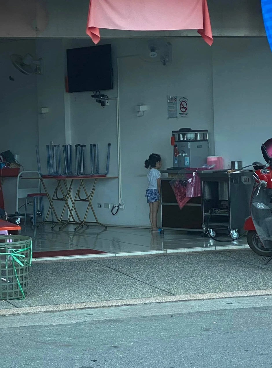 Loạt ảnh trẻ con chịu "hình phạt quốc dân" gây sốt: Cứ 10 người xem là 9 người thấy bóng dáng tuổi thơ mình Loạt ảnh trẻ con chịu "hình phạt quốc dân" gây sốt: Cứ 10 người xem là 9 người thấy bóng dáng tuổi thơ mình