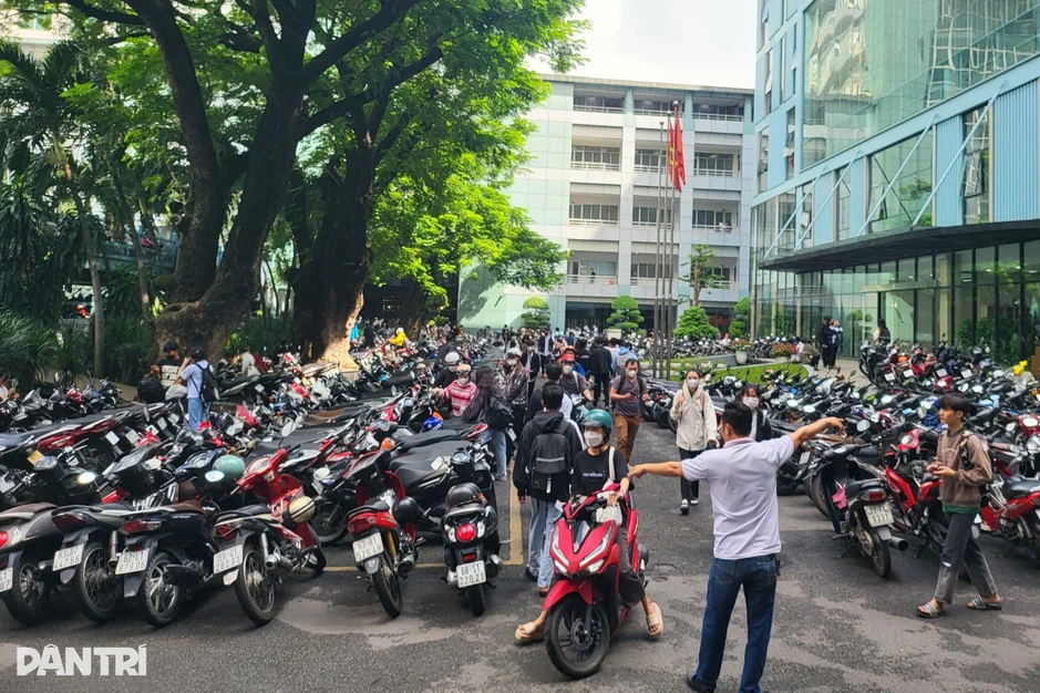 Loạt bãi xe tư đóng cửa, sinh viên ĐH Công nghiệp TPHCM phải bỏ tiết học Loạt bãi xe tư đóng cửa, sinh viên ĐH Công nghiệp TPHCM phải bỏ tiết học