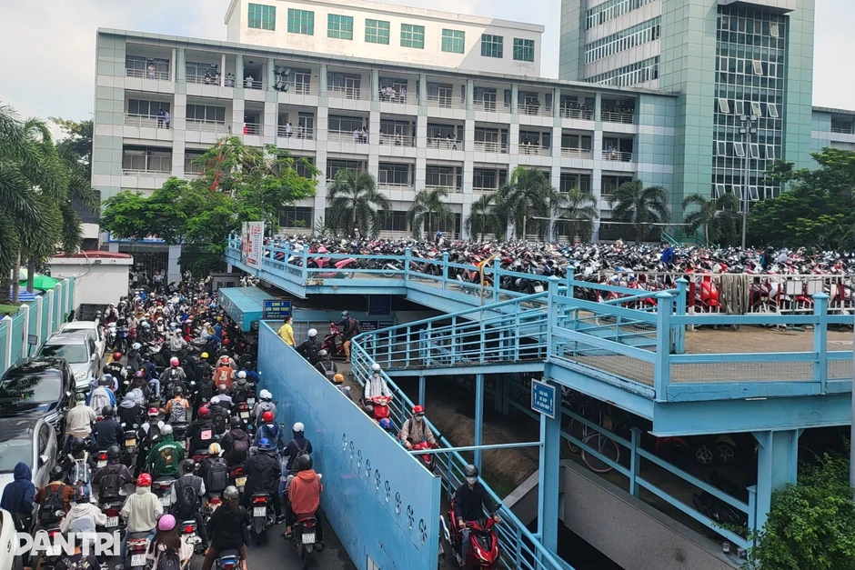 Loạt bãi xe tư đóng cửa, sinh viên ĐH Công nghiệp TPHCM phải bỏ tiết học Loạt bãi xe tư đóng cửa, sinh viên ĐH Công nghiệp TPHCM phải bỏ tiết học