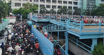Loạt bãi xe tư đóng cửa, sinh viên ĐH Công nghiệp TPHCM phải bỏ tiết học