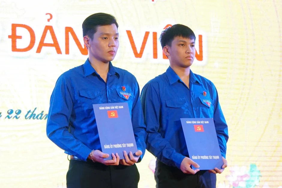Lời chia sẻ đặc biệt của nguyên Phó Chủ tịch nước với học sinh kết nạp Đảng Lời chia sẻ đặc biệt của nguyên Phó Chủ tịch nước với học sinh kết nạp Đảng