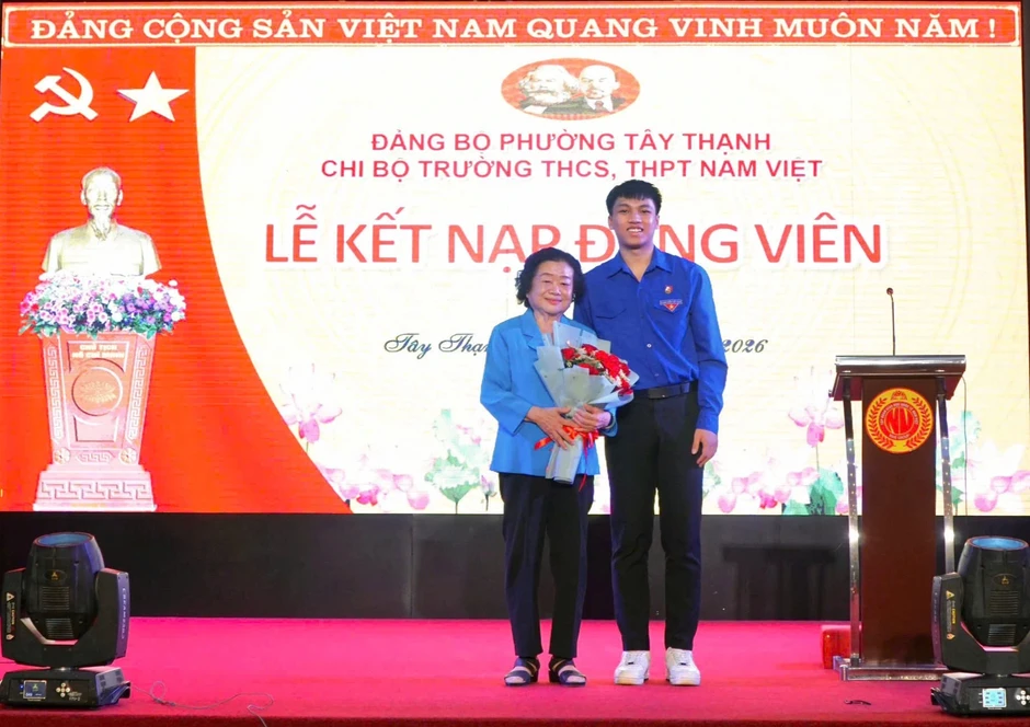 Lời chia sẻ đặc biệt của nguyên Phó Chủ tịch nước với học sinh kết nạp Đảng Lời chia sẻ đặc biệt của nguyên Phó Chủ tịch nước với học sinh kết nạp Đảng