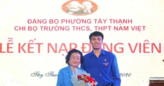 Lời chia sẻ đặc biệt của nguyên Phó Chủ tịch nước với học sinh kết nạp Đảng
