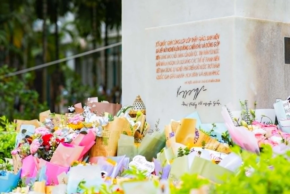Lời đề tặng ý nghĩa của Đại tướng Võ Nguyên Giáp tại tượng đài ĐH Bách khoa