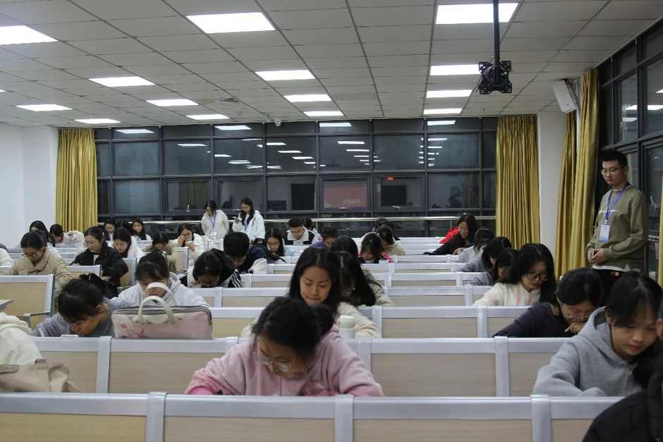 Lối thoát cho sinh viên ngành Ngôn ngữ: Mô hình "Ngoại ngữ + X" và 3 kỹ năng để không bị AI thay thế Lối thoát cho sinh viên ngành Ngôn ngữ: Mô hình "Ngoại ngữ + X" và 3 kỹ năng để không bị AI thay thế
