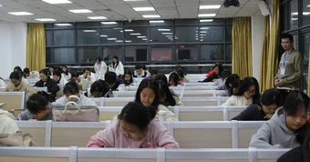 Lối thoát cho sinh viên ngành Ngôn ngữ: Mô hình "Ngoại ngữ + X" và 3 kỹ năng để không bị AI thay thế