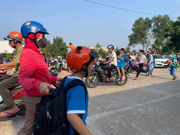 Lời thừa nhận từ phụ huynh trong vụ “học sinh đứng nắng vì không ăn bán trú” ở TPHCM Lời thừa nhận từ phụ huynh trong vụ “học sinh đứng nắng vì không ăn bán trú” ở TPHCM