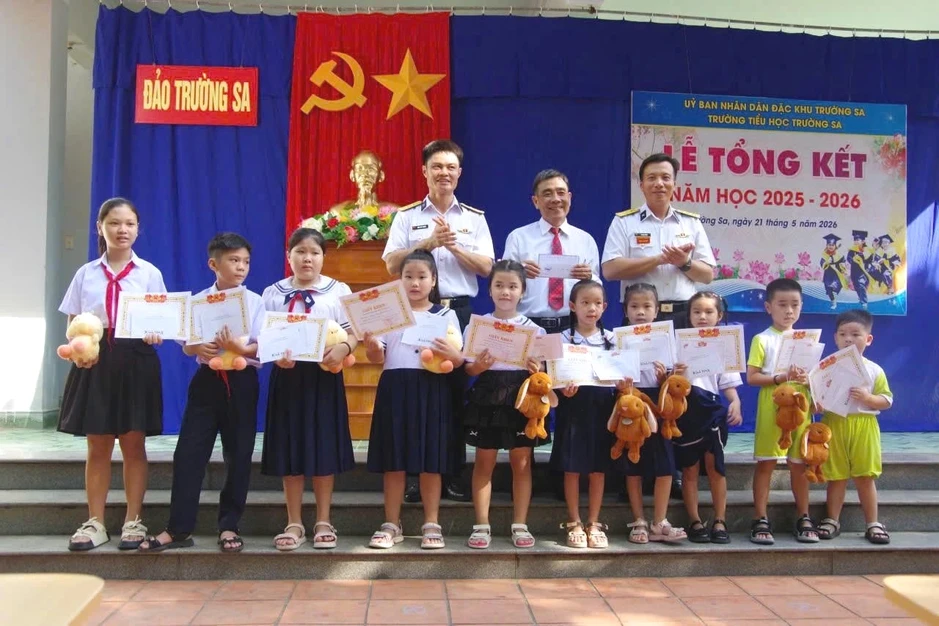 Lớp học giữa biển khơi: 100% học sinh Trường Sa xuất sắc năm học 2025 - 2026 Lớp học giữa biển khơi: 100% học sinh Trường Sa xuất sắc năm học 2025 - 2026