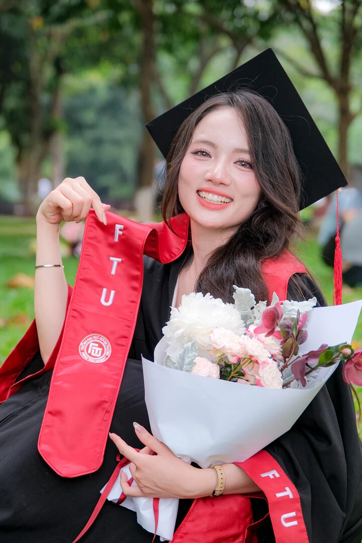 Lớp trưởng xinh đẹp tốt nghiệp xuất sắc Ngoại thương, học bổng liên tiếp 6 kỳ Lớp trưởng xinh đẹp tốt nghiệp xuất sắc Ngoại thương, học bổng liên tiếp 6 kỳ