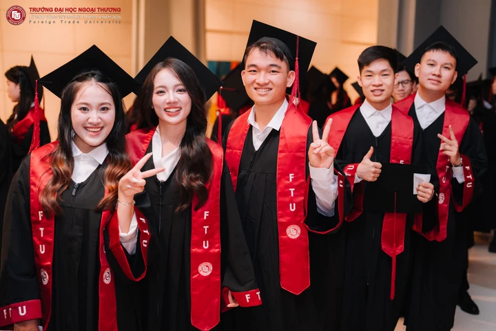 Lớp trưởng xinh đẹp tốt nghiệp xuất sắc Ngoại thương, học bổng liên tiếp 6 kỳ Lớp trưởng xinh đẹp tốt nghiệp xuất sắc Ngoại thương, học bổng liên tiếp 6 kỳ