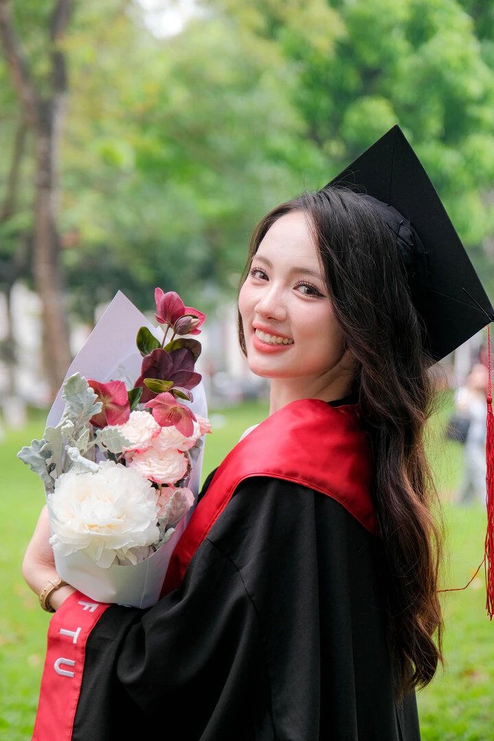 Lớp trưởng xinh đẹp tốt nghiệp xuất sắc Ngoại thương, học bổng liên tiếp 6 kỳ Lớp trưởng xinh đẹp tốt nghiệp xuất sắc Ngoại thương, học bổng liên tiếp 6 kỳ