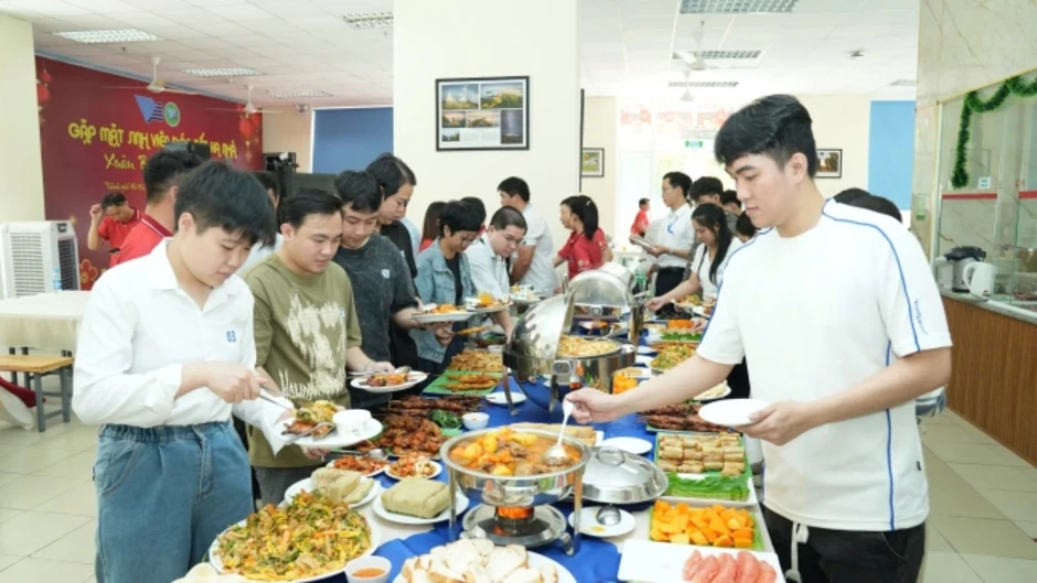 Lương gấp 2-4 lần, nhiều sinh viên không về quê đón Tết Lương gấp 2-4 lần, nhiều sinh viên không về quê đón Tết