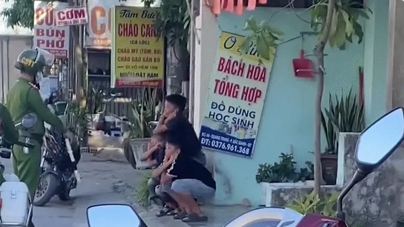 Lý do nhóm 3 học sinh thụt dầu trên phố Lý do nhóm 3 học sinh thụt dầu trên phố