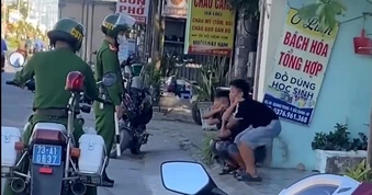 Lý do nhóm 3 học sinh thụt dầu trên phố