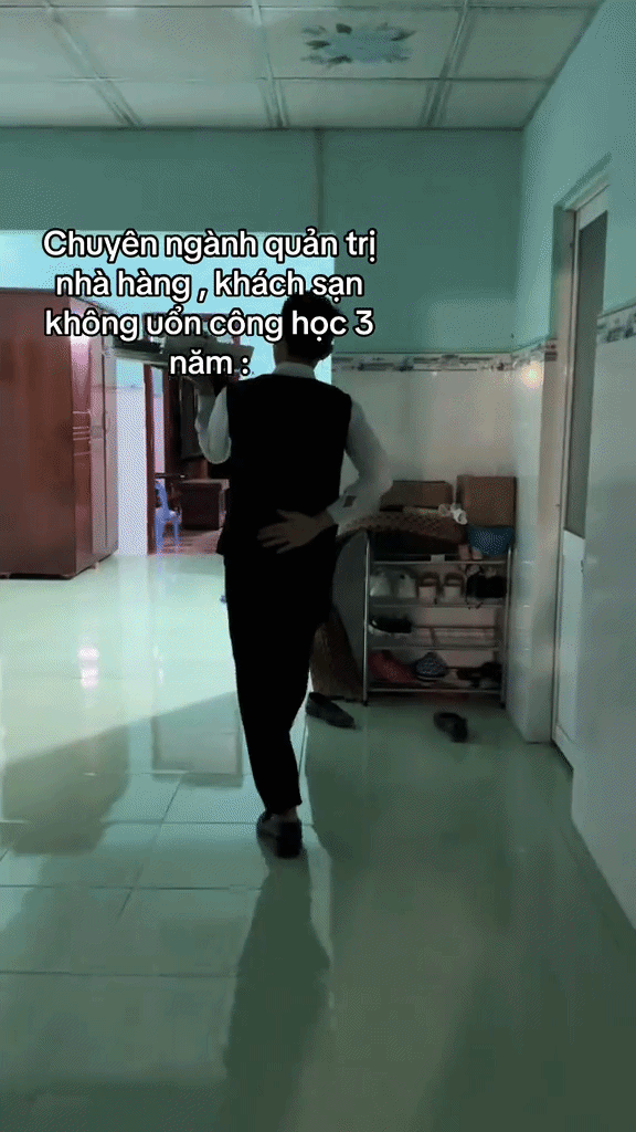 Mặc gile đen bưng mâm cơm "chuẩn 5 sao" giữa gian nhà quê, thanh niên khiến người xem đòi kiểm tra bảng điểm Mặc gile đen bưng mâm cơm "chuẩn 5 sao" giữa gian nhà quê, thanh niên khiến người xem đòi kiểm tra bảng điểm