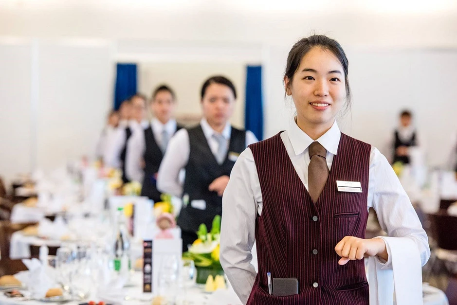 Mặc gile đen bưng mâm cơm "chuẩn 5 sao" giữa gian nhà quê, thanh niên khiến người xem đòi kiểm tra bảng điểm Mặc gile đen bưng mâm cơm "chuẩn 5 sao" giữa gian nhà quê, thanh niên khiến người xem đòi kiểm tra bảng điểm