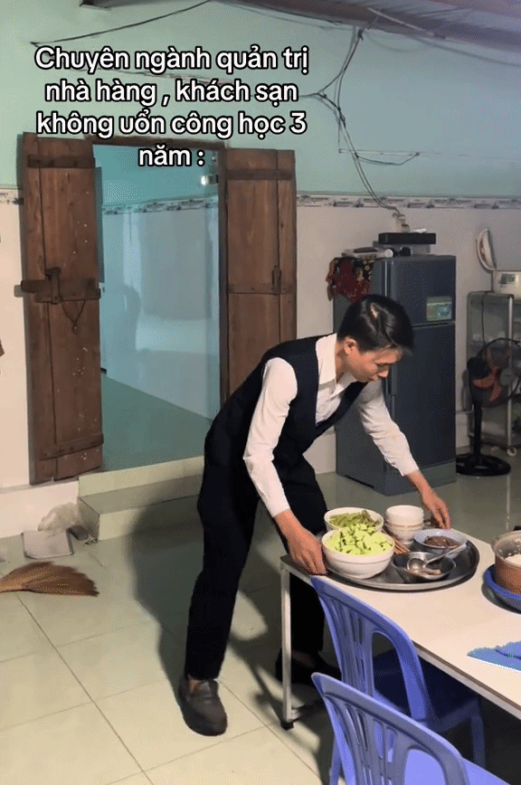 Mặc gile đen bưng mâm cơm "chuẩn 5 sao" giữa gian nhà quê, thanh niên khiến người xem đòi kiểm tra bảng điểm Mặc gile đen bưng mâm cơm "chuẩn 5 sao" giữa gian nhà quê, thanh niên khiến người xem đòi kiểm tra bảng điểm