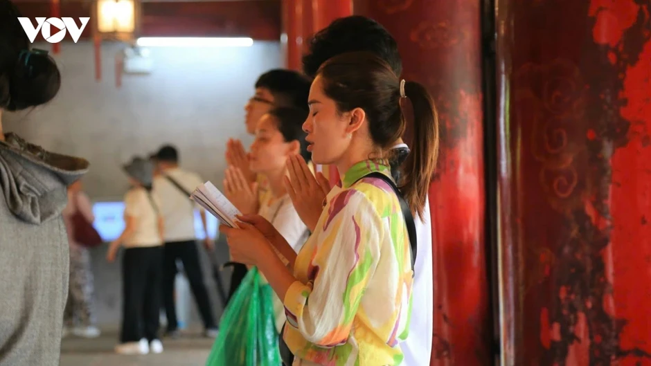 Mang hộp bút, thước kẻ, bóng đèn vượt đường xa đến Văn Miếu xin "vía" đỗ lớp 10