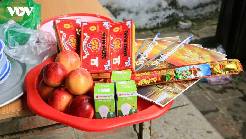 Mang hộp bút, thước kẻ, bóng đèn vượt đường xa đến Văn Miếu xin "vía" đỗ lớp 10