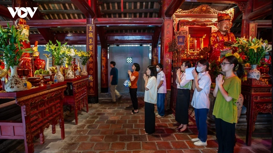 Mang hộp bút, thước kẻ, bóng đèn vượt đường xa đến Văn Miếu xin "vía" đỗ lớp 10