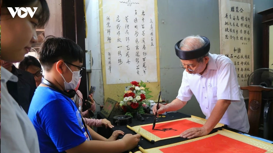 Mang hộp bút, thước kẻ, bóng đèn vượt đường xa đến Văn Miếu xin "vía" đỗ lớp 10